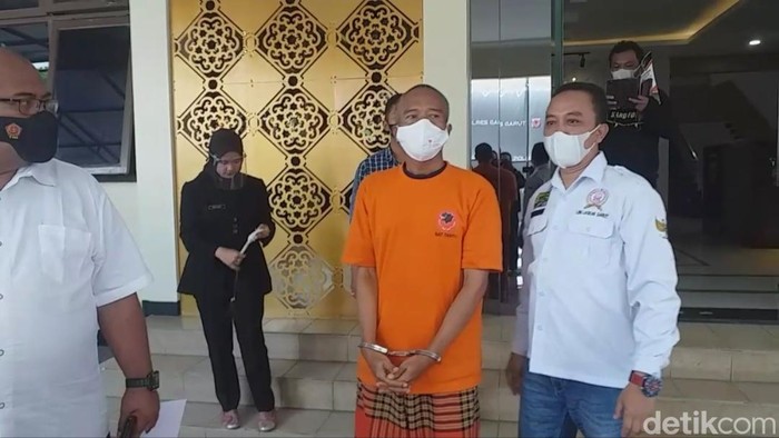 Tak Digaji 2 Tahun, Eks Guru SMP Bakar Sekolah di Garut Diringkus Polisi MA, seorang mantan guru honorer asal Garut, diamankan polisi lantaran nekat membakar sekolah tempat mengajarnya dulu lantaran gajinya tak dibayar.