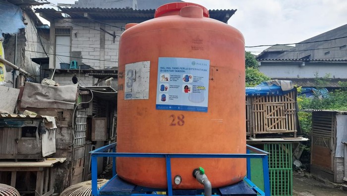 Tandon dari PAM Jaya untuk atasi masalah air bersih di Kampung Kubur Baru, Koja, Jakarta Utara, Selasa (24/1/2022).