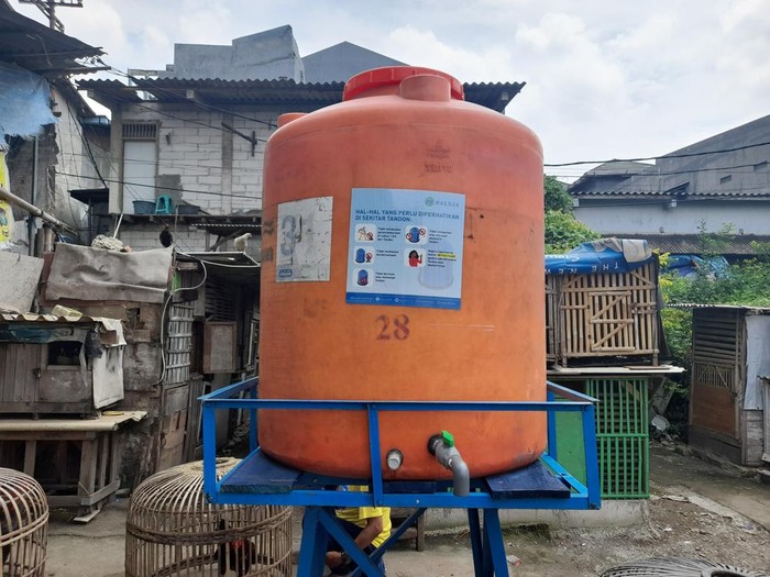 Tandon dari PAM Jaya untuk atasi masalah air bersih di Kampung Kubur Baru, Koja, Jakarta Utara, Selasa (24/1/2022).