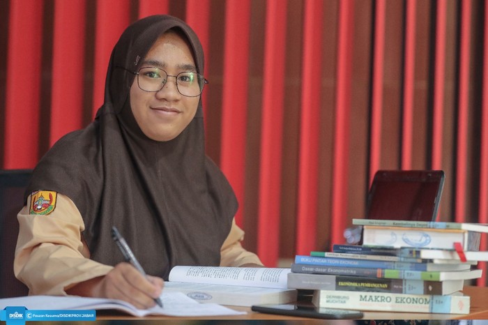 Siti Komariah adalah siswa pertama dari Kota Cimahi yang meraih medali emas di Kompetisi Sains Nasional (KSN)