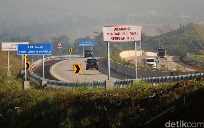 Tol Cileunyi Sumedang Dawuan (Cisumdawu) seksi 1 ruas Cileunyi-Pamulihan mulai beroperasi hari ini. Namun di hari pertama beroperasi, arus lalu lintas masih cukup lengang.
