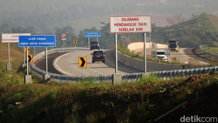 Tol Cileunyi Sumedang Dawuan (Cisumdawu) seksi 1 ruas Cileunyi-Pamulihan mulai beroperasi hari ini. Namun di hari pertama beroperasi, arus lalu lintas masih cukup lengang.