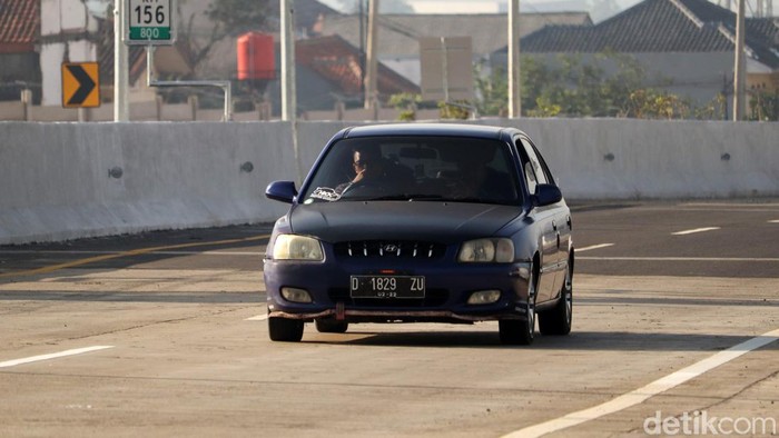Tol Cisumdawu Beroperasi Tol Cileunyi Sumedang Dawuan (Cisumdawu) seksi 1 ruas Cileunyi-Pamulihan mulai beroperasi hari ini. Namun di hari pertama beroperasi, arus lalu lintas masih cukup lengang.