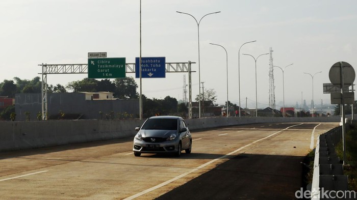 Tol Cisumdawu Beroperasi Tol Cileunyi Sumedang Dawuan (Cisumdawu) seksi 1 ruas Cileunyi-Pamulihan mulai beroperasi hari ini. Namun di hari pertama beroperasi, arus lalu lintas masih cukup lengang.