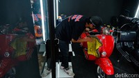 Kehadiran motor bebek dan regulasi emisi yang baru di tahun 2006 membuat Vespa tergerus hingga pada akhirnya disuntik mati.