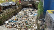 Duh! Tumpukan Sampah Tutupi Aliran Sungai di Kabupaten Bandung