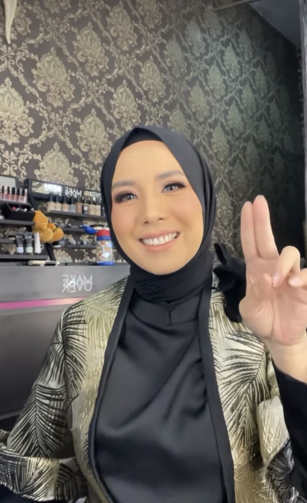 Tya Ariestya yang kini sudah mantap pakai hijab.
