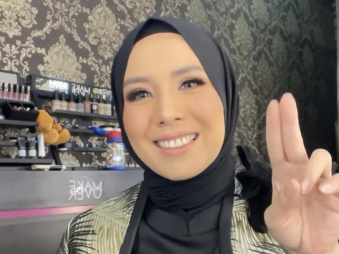 Tya Ariestya yang kini sudah mantap pakai hijab.