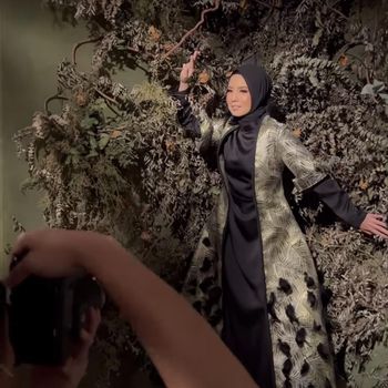 Tya Ariestya yang kini sudah mantap pakai hijab.