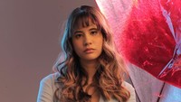Arla Ailani menjadi Keke, gadis paling populer di sekolah yang tiba-tiba meninggal dunia dan menjadi teka-teki. Dok. Disney+Hotstar