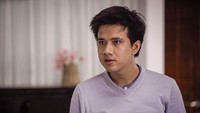 Panji Zoni berperan sebagai Faris, sahabat Talia yang menyimpan rasa sejak lama dan hobi fotografi. Dok. Disney+Hotstar