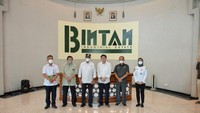 Menhub menyarankan, bandara ini mesti berkolaborasi dengan pelaku usaha bertaraf internasional yang memiliki kemampuan menggerakkan para wisatawan mancanegara untuk datang berwisata ke Bintan.