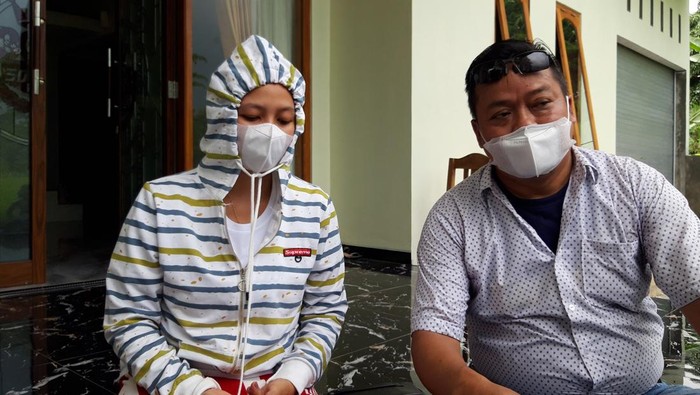 Wanita asal Boyolali pelapor perkosaan R didampingi kuasa hukumnya Hery Hartono. R mengaku diperkosa oknum Polda Jateng usai suaminya ditangkap kasus perjudian.