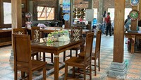 Warung Kopi Klotok Cisarua ini merupakan cabang warung kopi klotok Pakem. Ibu Titiek Soeharto mengelola warung kopi klotok Cisarua yang menempati lahan 5.000 m2. Banguan limasan dari kayu jati Jepara jadi ciri khasnya. Foto: detikfood/odilia