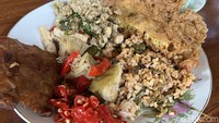 Disediakan piring cekung porselin ukuran sedang untuk mengambil makanan. Semuanya bisa langsung diracik di dalam piring. Foto: detikfood/odilia