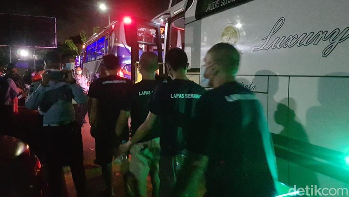 55 bandar narkoba dan tiga pembunuh berisiko tinggi dari Lapas di Banten dipindahkan ke Nusakambangan