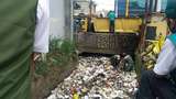 Petugas Angkut Sampah Menumpuk di Sungai Cikahiyangan Bandung