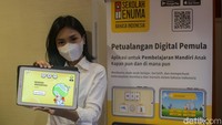 Seorang peraga memperlihatkan aplikasi Enuma saat peluncuran.