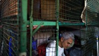 Tempat tinggal berukuran sempit yang berbentuk seperti kerangkeng itu menjadi solusi bagi warga miskin di Hong Kong yang kesulitan mendapatkan tempat tinggal karena lahan terbatas.  