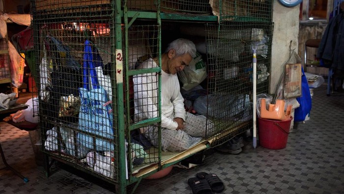 Bak Kerangkeng, Begini Tempat Tinggal Warga Miskin di Hong Kong Fenomena rumah 'kandang' menjadi sisi lain gemerlapnya kota Hong Kong. Rumah itu jadi tempat tinggal warga yang sulit dapat tempat tinggal imbas lahan terbatas
