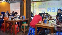 Mayoritas pengunjung Bakso dan Mie Ayam Pak H. Mien datang bersama keluarganya. Suasana seru makan bareng keluarga di warung bakso ini bisa dirasakan langsung oleh detikfood ketika menyambangi tempat makan bakso ini. Foto: detikcom/Diah Afrilian