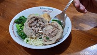 Saat dibelah, daging cincang tanpa campuran lemak atau yang lainnya ini bahkan sampai tumpah keluar dari adonan baksonya. Walaupun penuh dengan daging, tetapi bakso rudal berisi daging ini sama sekali tidak alot dan tetap enak dikunyah. Foto: detikcom/Diah Afrilian