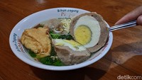 Telur yang ada di bagian dalamnya juga begitu lembut dan meleleh saat disiram-siram dengan kuah. Walaupun telurnya sudah matang, tetapi ketika bercampur dengan kuah, kuning telurnya leleh hingga membuat kuah menjadi lebih kental dan gurih. Foto: detikcom/Diah Afrilian