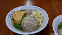 Menu bakso rudal selanjutnya adalah bakso rudal telur (Rp 18.000,-). Rasanya begitu spesial! Adonan daging bakso yang lembut menyelimuti telur rebus dengan tidak terlalu tebal dan tidak terlalu tipis. Foto: detikcom/Diah Afrilian
