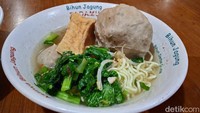 Ada juga bakso rudal daging (Rp 18.000,-) yang merupakan menu paling laris. Berukuran setengah dari mangkuk baksonya, bakso rudal dengan isian daging cincang ini benar-benar padat. Foto: detikcom/Diah Afrilian