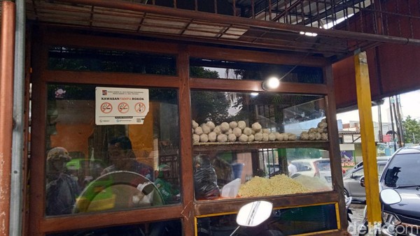 Nikmatnya Bakso Rudal Rp 18 RIbuan di Warung Bakso Pak H. Mien