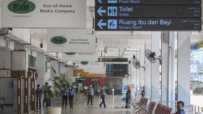 Petugas membersihkan lantai Bandara Halim Perdanakusuma di Jakarta, Rabu (26/1/2022). Kementerian Perhubungan menutup sementara Bandara Halim Perdanakusuma mulai hari ini selama 3,5 bulan dalam rangka revitalisasi sesuai Perpres nomor 9 tahun 2022 guna meningkatkan aspek keselamatan, keamanan dan kenyamanan penerbangan. ANTARA FOTO/Dhemas Reviyanto/aww.