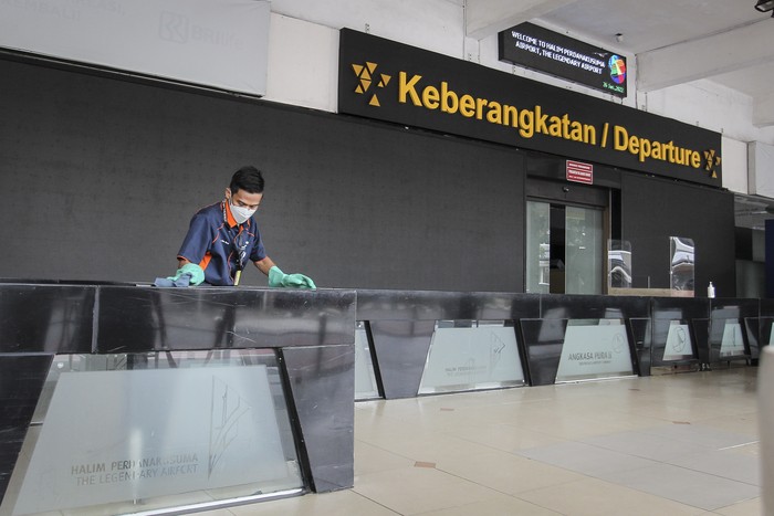 Petugas membersihkan lantai Bandara Halim Perdanakusuma di Jakarta, Rabu (26/1/2022). Kementerian Perhubungan menutup sementara Bandara Halim Perdanakusuma mulai hari ini selama 3,5 bulan dalam rangka revitalisasi sesuai Perpres nomor 9 tahun 2022 guna meningkatkan aspek keselamatan, keamanan dan kenyamanan penerbangan. ANTARA FOTO/Dhemas Reviyanto/aww.