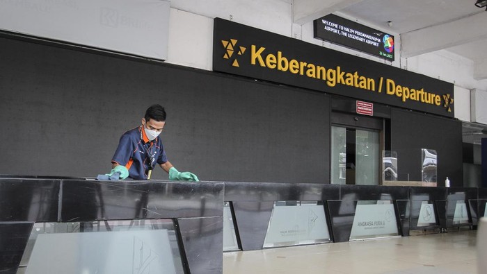 Bandara Halim Ditutup Sementara Mulai Hari Ini Petugas membersihkan lantai Bandara Halim Perdanakusuma di Jakarta, Rabu (26/1/2022). Kementerian Perhubungan menutup sementara Bandara Halim Perdanakusuma mulai hari ini selama 3,5 bulan dalam rangka revitalisasi sesuai Perpres nomor 9 tahun 2022 guna meningkatkan aspek keselamatan, keamanan dan kenyamanan penerbangan. ANTARA FOTO/Dhemas Reviyanto/aww.