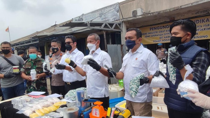 Bareskrim Polri gerebek pabrik obat ilegal di Cibinong, Bogor