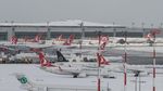 Batal Terbang Gegara Badai Salju, Penumpang Ngemper di Bandara Turki