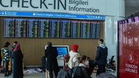 Melansir Getty Images, ditutupnya salah satu bandara tersibuk di Eropa itu menyebabkan ribuan penumpang pesawat terlantar. Mereka terlihat duduk di sejumlah area bandara sembari menunggu kejelasan terkait status keberangkatan pesawat mereka.