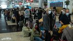 Batal Terbang Gegara Badai Salju, Penumpang Ngemper di Bandara Turki