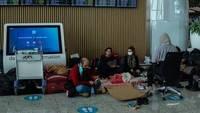 Sejumlah penumpang duduk di area bandara yang ditutup imbas badai salju di Istanbul, Turki, Selasa (25/1/2022) waktu setempat. Diketahui, penutupan sementara Bandara Istanbul ini menjadi yang pertama kali terjadi sejak bandara ini dibuka perdana pada 2019 lalu. Mengutip CNN Indonesia, Bandara Istanbul dibuka tahun 2019 untuk menggantikan Bandara Ataturk sebagai basis operasional Turkish Airlines.