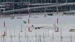 Batal Terbang Gegara Badai Salju, Penumpang Ngemper di Bandara Turki