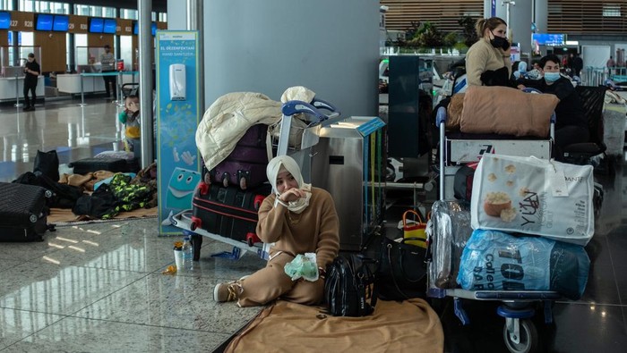 Batal Terbang Gegara Badai Salju, Penumpang Ngemper di Bandara Turki Badai salju menyebabkan Turki diselimuti salju tebal. Akibatnya, bandara ditutup dan sejumlah penerbangan dibatalkan hingga membuat ribuan penumpang terlantar.