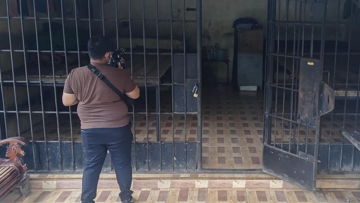 Begini Kondisi Terkini Kerangkeng Manusia di Rumah Bupati Langkat Penemuan kerangkeng yang berisi sejumlah warga di rumah Bupati Langkat nonaktif Terbit Rencana Perangin Angin gegerkan publik. Ini penampakannya.
