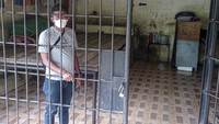 Warga mengamati ruang kerangkeng manusia yang berada di kediaman pribadi Bupati nonaktif Langkat, Terbit Rencana Peranginangin di Desa Raja Tengah, Kecamatan Kuala, Kabupaten Langkat, Sumatra Utara, Rabu (26/1/2022).