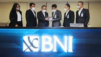Direktur Keuangan BNI Novita Widya Anggraini, Direktur Treasury dan International BNI Henry Panjaitan, Direktur Utama BNI Royke Tumilaar, Direktur IT dan Operasi BNI YB Hariantono, Direktur Manajemen Risiko BNI David Pirzada, dan Direktur Corporate Banking BNI Silvano Rumantir dalam Public Expose Kinerja BNI Full Year 2021, Rabu (26/1/2022).