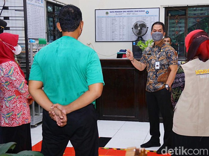 Bupati Kudus HM Hartopo saat meninjau salah satu sekolah, Rabu (26/1/2022).