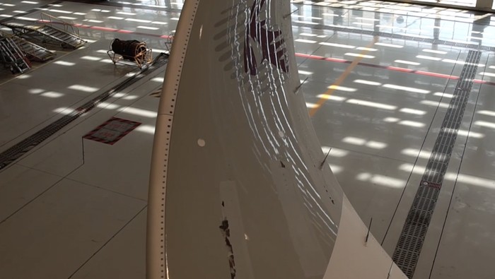 Cat pesawat Airbus A350 Qatar Airways mengelupas