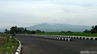Pembangunan jalan lingkar utara Tasikmalaya diketahui telah dimulai sejak 2016. Hingga kini pembangunan jalan tersebut belum selesai, Rabu (26/1/2022).