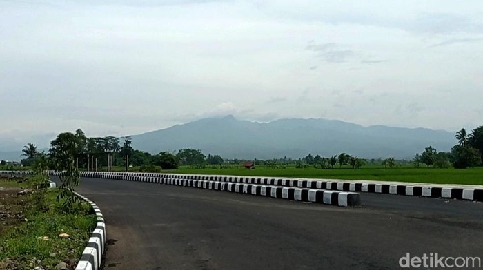 Dimulai 2016, Begini Progres Jalan Lingkar Utara Tasikmalaya Pembangunan jalan lingkar utara Tasikmalaya yang dimulai sejak 2016 hingga kini belum selesai. Masyarakat berharap pembangunan jalan ini dapat segera rampung.