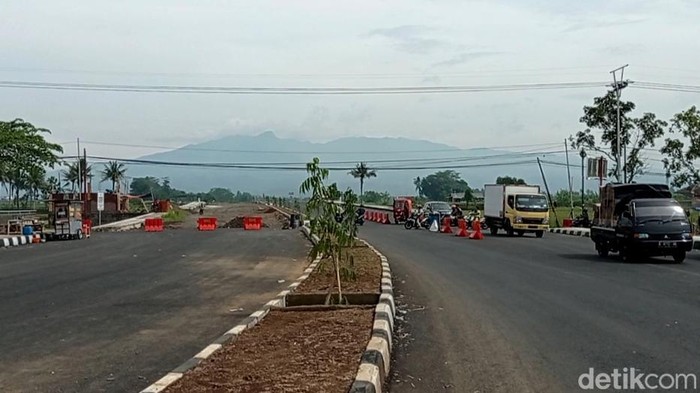 Dimulai 2016, Begini Progres Jalan Lingkar Utara Tasikmalaya Pembangunan jalan lingkar utara Tasikmalaya yang dimulai sejak 2016 hingga kini belum selesai. Masyarakat berharap pembangunan jalan ini dapat segera rampung.