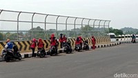 Satu spot yang sudah rampung adalah pembangunan flyover jalur kereta api. Jembatan layang ini menjadi lokasi favorit masyarakat untuk berfoto.
