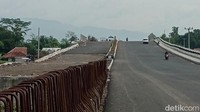 Pantauan detikcom, Rabu (26/1/2022) dari simpang empat Lanud Wiriadinata jalan baru sampai ke simpang empat Cimerak Kecamatan Purbaratu. Tapi jalan lingkar itu baru dibangun satu lajur dari rencana dua lajur yang ditengahi median jalan.